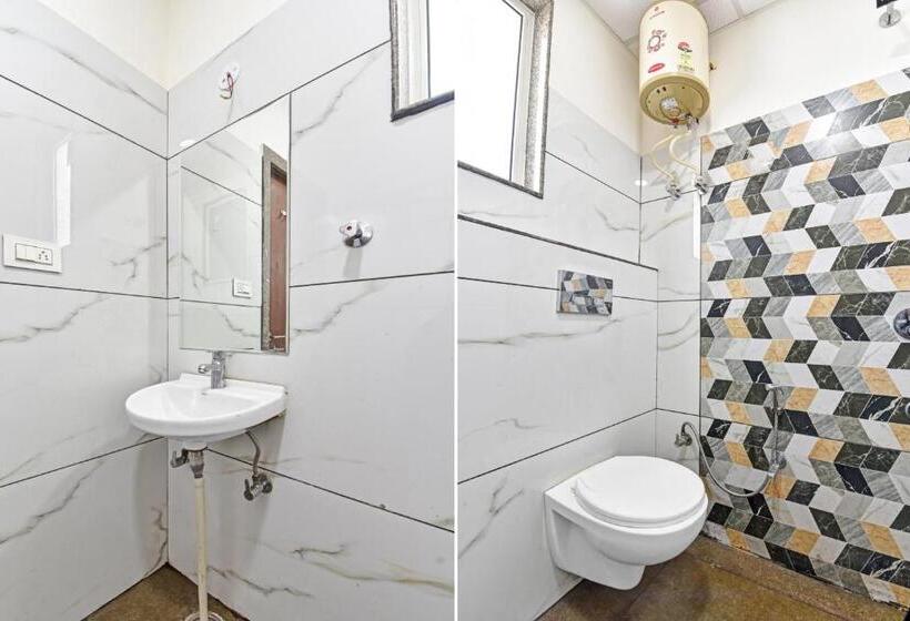 Collection O 70296 Hotel Sarover