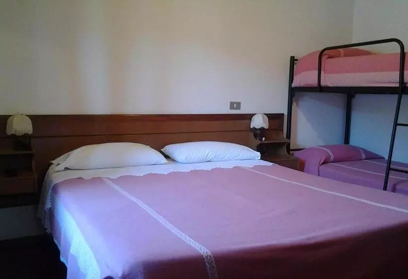ホテル Albergo Ristorante Guerri