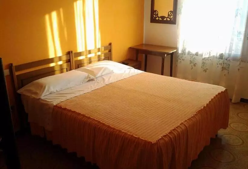 ホテル Albergo Ristorante Guerri