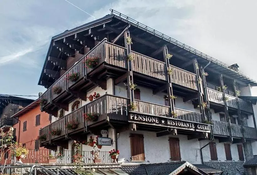 ホテル Albergo Ristorante Guerri