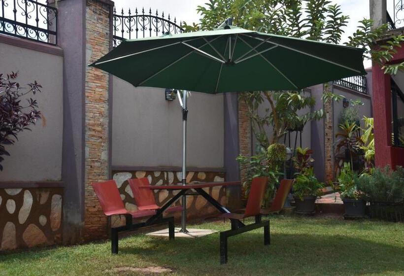 هتل Pent House Inn Namugongo