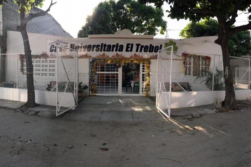 پانسیون Casa Universitaria El Trebol