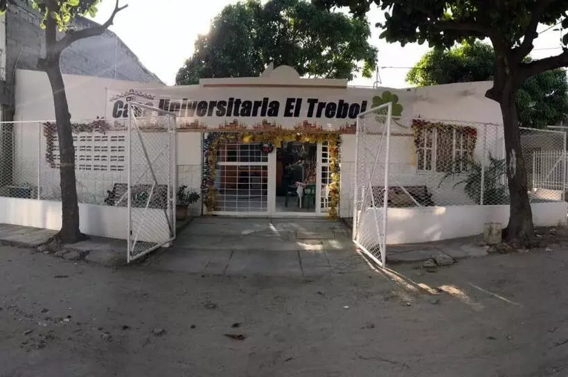 پانسیون Casa Universitaria El Trebol