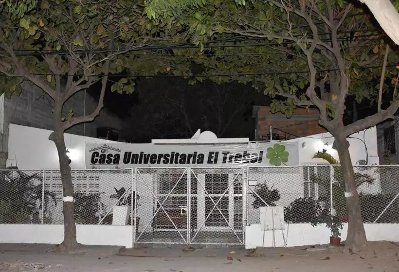 پانسیون Casa Universitaria El Trebol