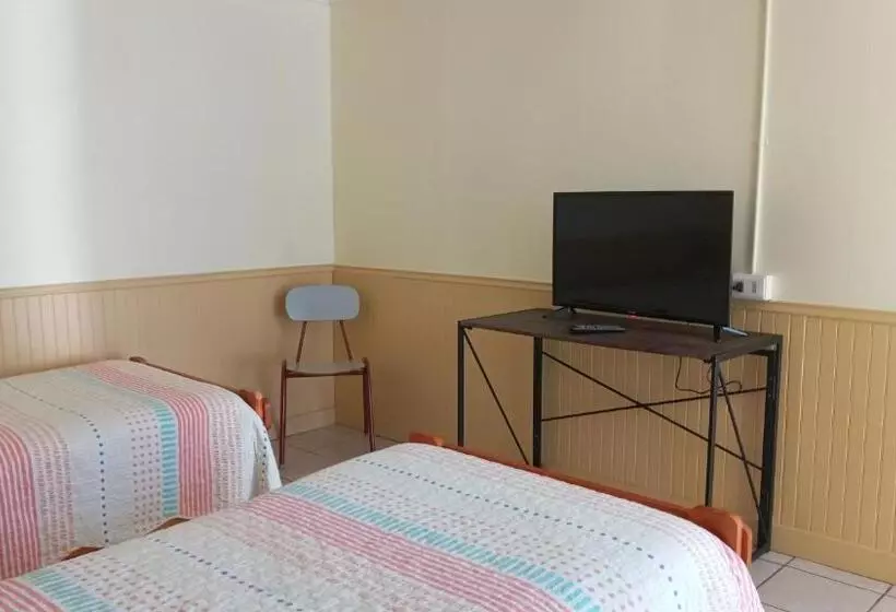 ユースホステル Hostal Amunategui