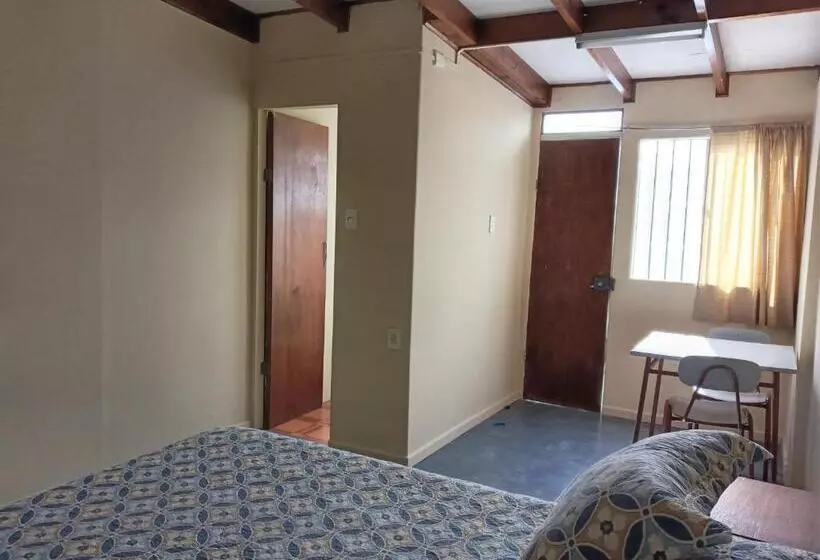 ユースホステル Hostal Amunategui