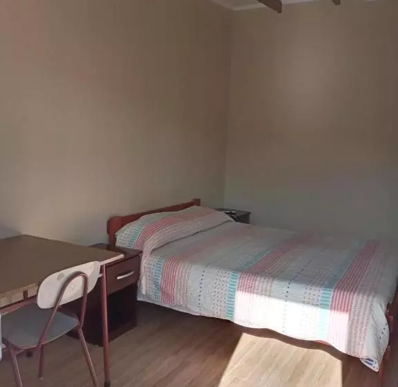 ユースホステル Hostal Amunategui