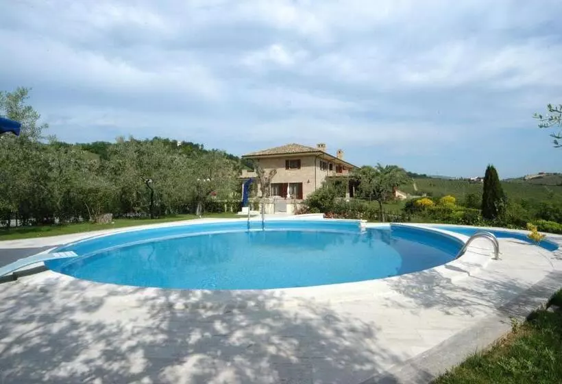 Hotelli Agriturismo Il Crinale