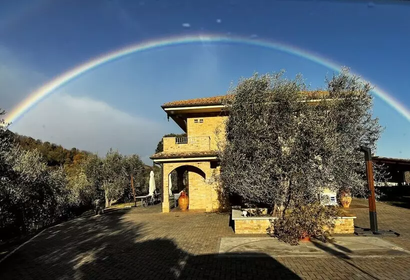 Hotelli Agriturismo Il Crinale