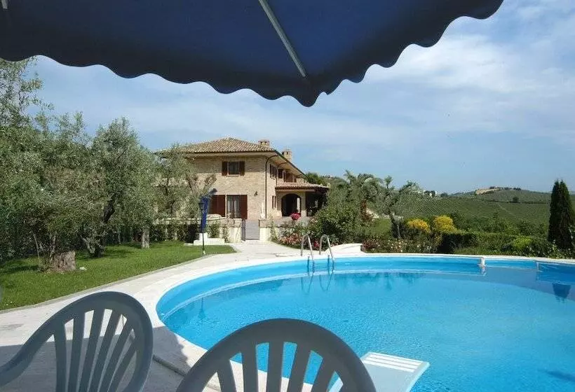 Hotelli Agriturismo Il Crinale