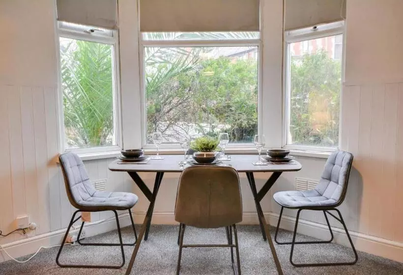 ペンション Cosy 2bd Flat Near City And Beach   30 Percent Off Long Term Bookings