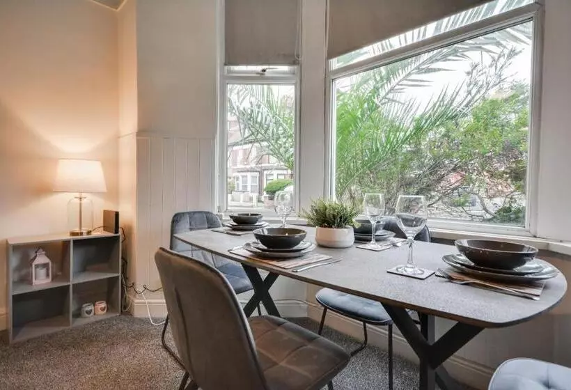 ペンション Cosy 2bd Flat Near City And Beach   30 Percent Off Long Term Bookings