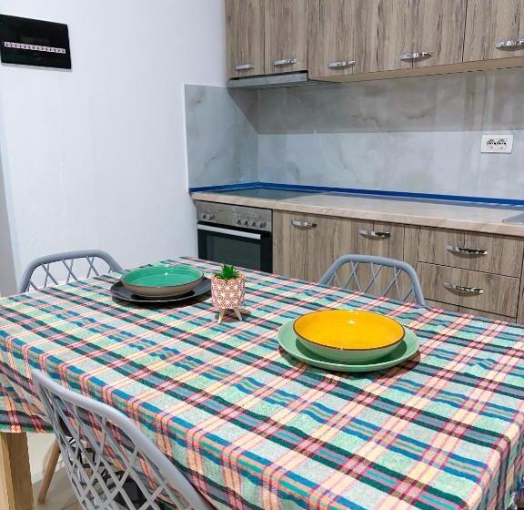 בית מלון כפרי Budget Retreat Tirana & Studios