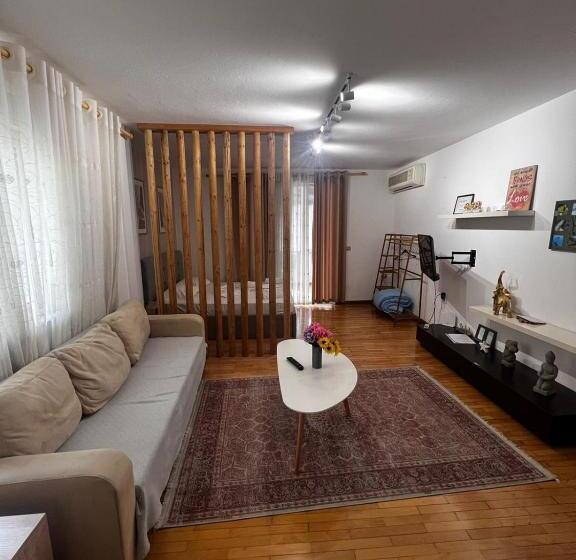 בית מלון כפרי Budget Retreat Tirana & Studios