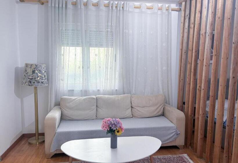 בית מלון כפרי Budget Retreat Tirana & Studios