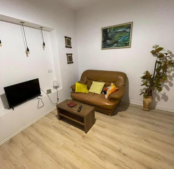 בית מלון כפרי Budget Retreat Tirana & Studios