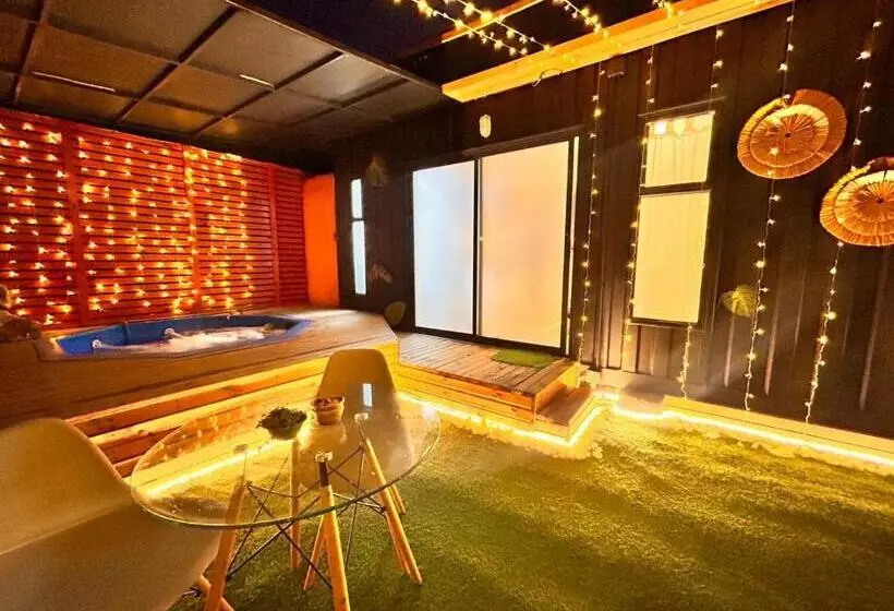 Hotelli Alojamiento En Villa Alemana Golden House Con Opción A Uso De Jacuzzi