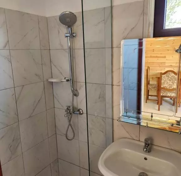 ホテル Bujtina Syni Zi Keshtjella   Shengjin