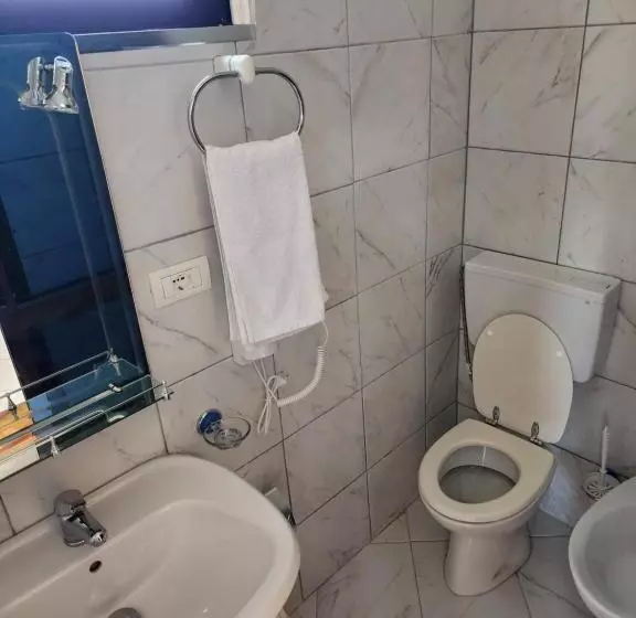 ホテル Bujtina Syni Zi Keshtjella   Shengjin