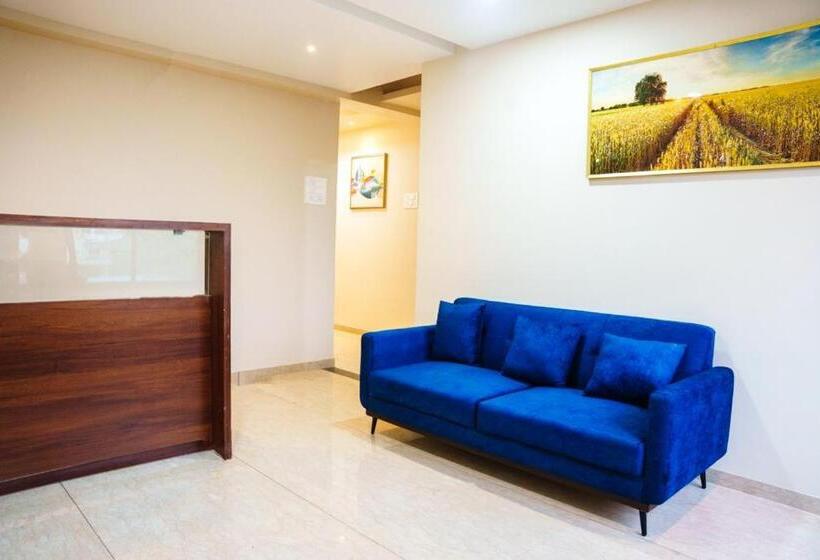 فندق Hira Palace, Gargoti