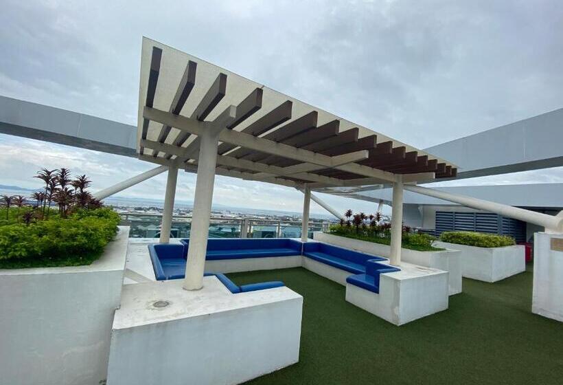 1 Bedroom Unit With Massage Chair, Karaoke, Smart Tv At Azure Urban Resort