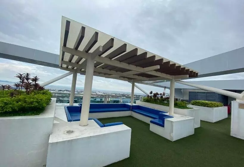 1 Bedroom Unit With Massage Chair, Karaoke, Smart Tv At Azure Urban Resort