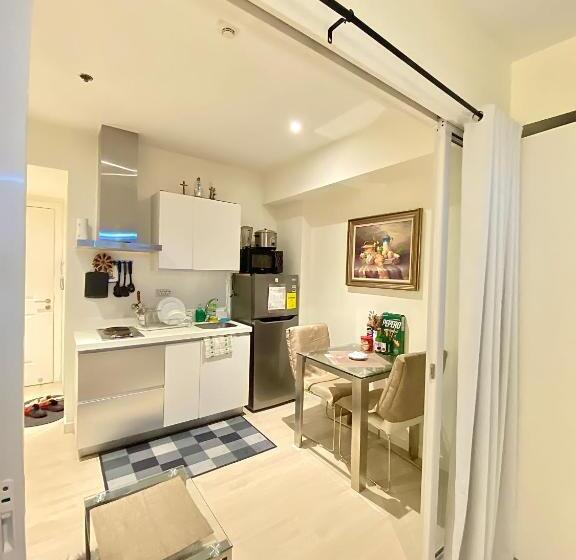 1 Bedroom Unit With Massage Chair, Karaoke, Smart Tv At Azure Urban Resort