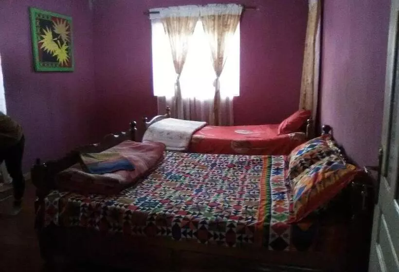 تختخواب و صبحانه Antsaly