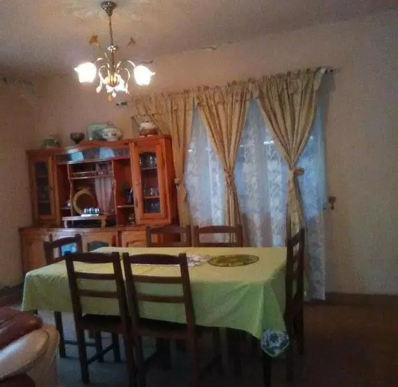 تختخواب و صبحانه Antsaly