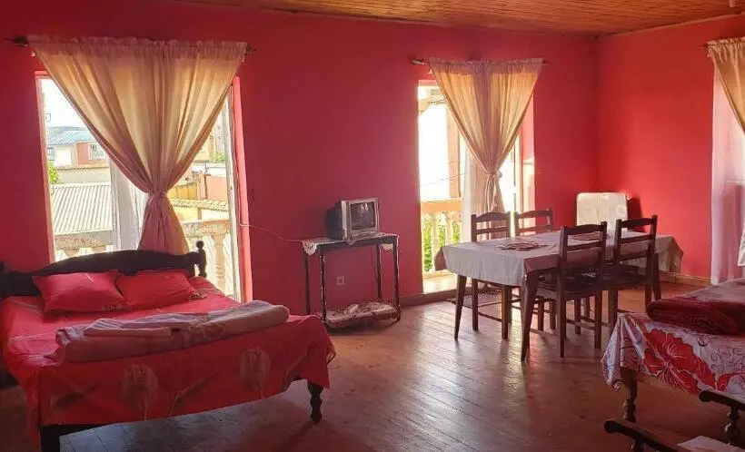 تختخواب و صبحانه Antsaly