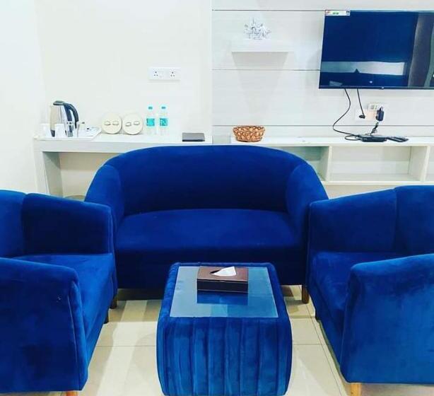 هتل Hsr Klyde Suites