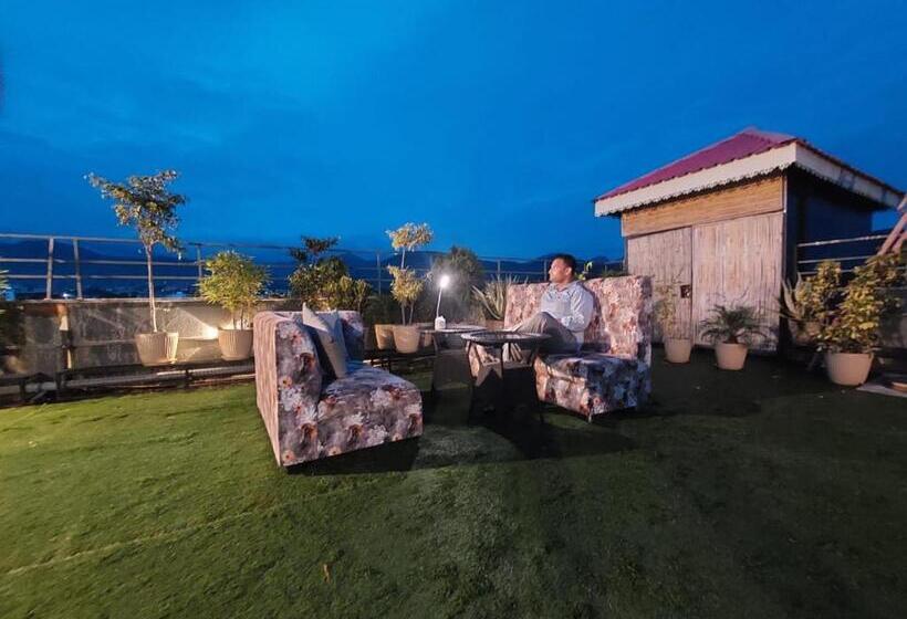 هتل Hsr Klyde Suites