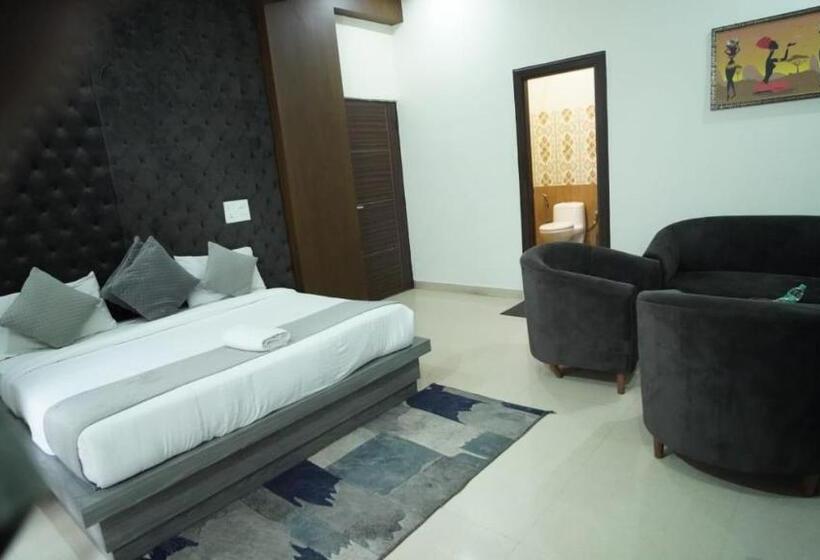 هتل Hsr Klyde Suites