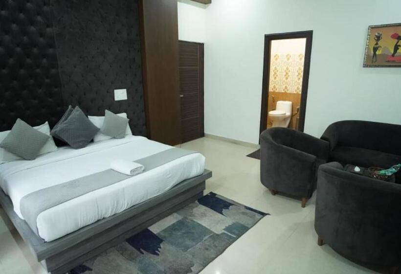 هتل Hsr Klyde Suites