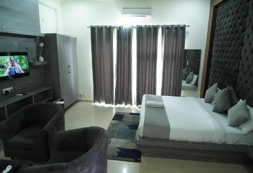 هتل Hsr Klyde Suites