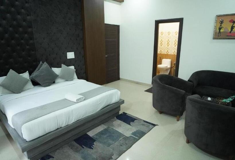 هتل Hsr Klyde Suites