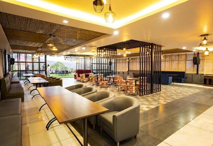 هتل Hsr Klyde Suites