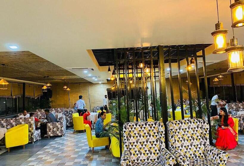 هتل Hsr Klyde Suites