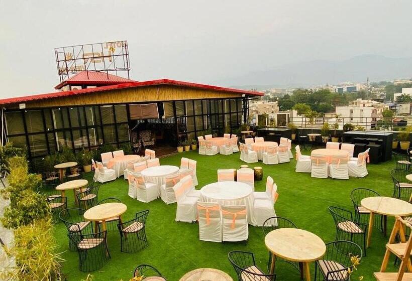 هتل Hsr Klyde Suites