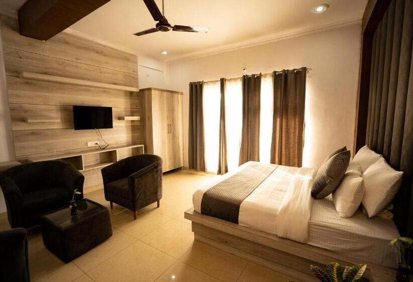 هتل Hsr Klyde Suites