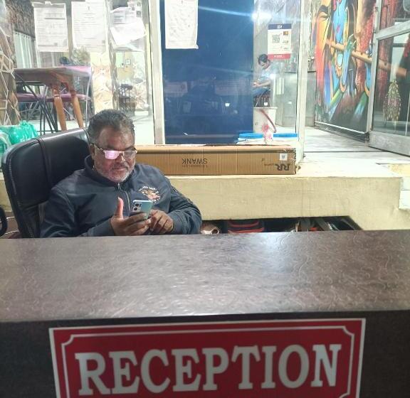 ホテル Veeras & Restaurant