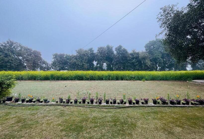 Отель Willow Woods Farmhouse By Bedchambers Gurgaon