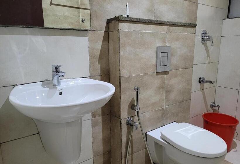 Le Malabar Hotel Near Kims Al Shifa Hospital