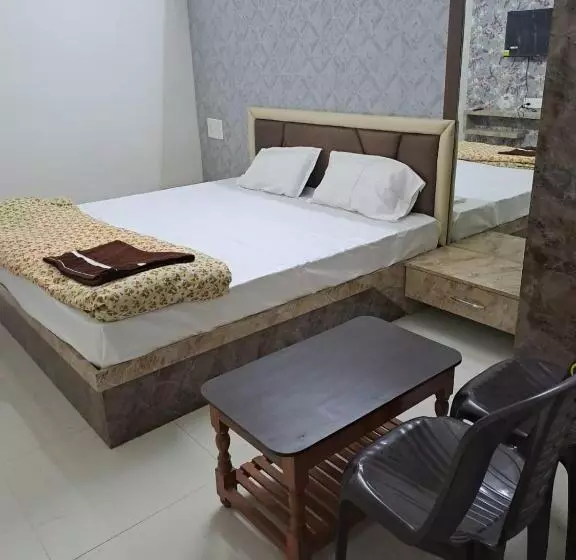 Hotelli Divine And Restaurant