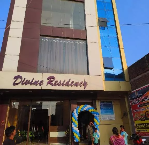 Hotelli Divine And Restaurant