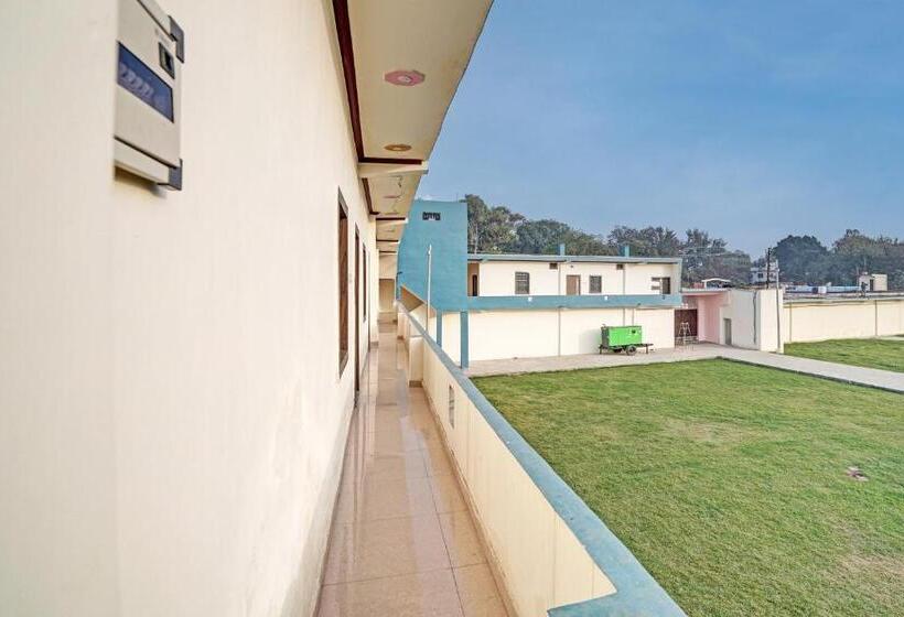 בית מלון כפרי Oyo Flagship Mangalam Party Lawn