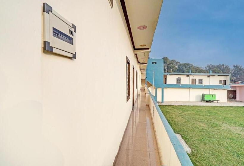 בית מלון כפרי Oyo Flagship Mangalam Party Lawn