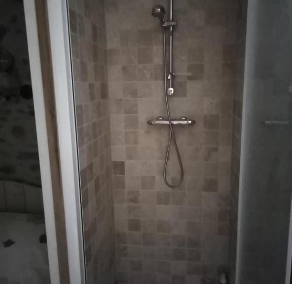 تختخواب و صبحانه L Tas De Cailloux