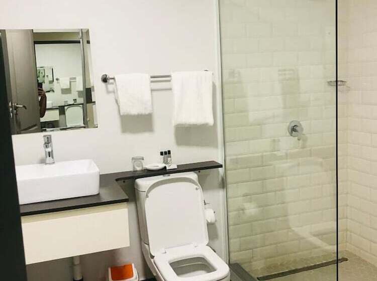 تختخواب و صبحانه Staybridge Golfview Suites