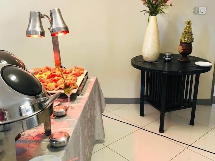 تختخواب و صبحانه Staybridge Golfview Suites